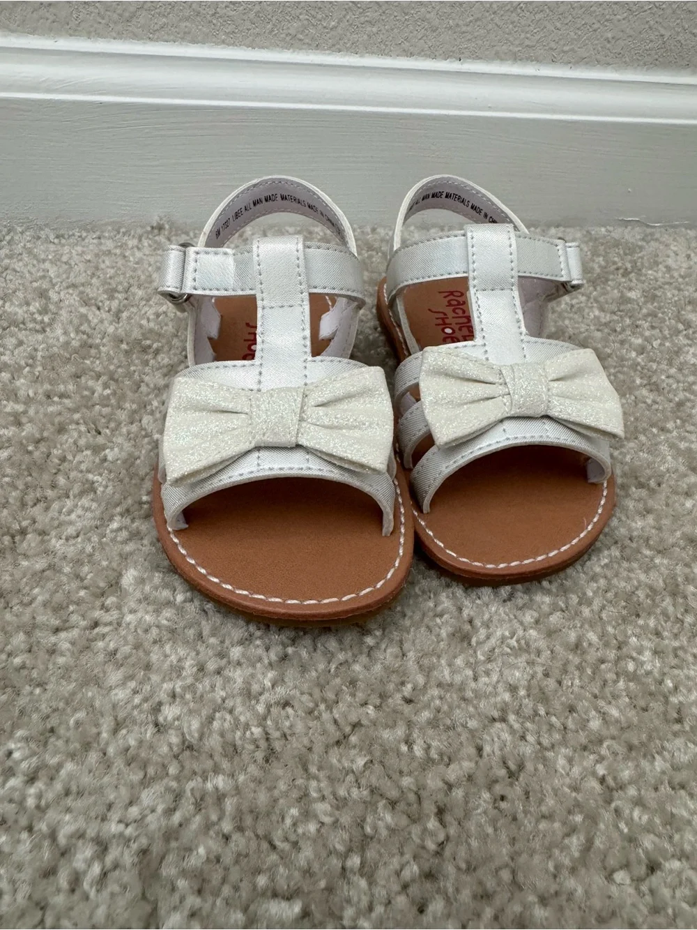 Rachel Shoes- Girl’s White Glitter Bow Sandals Size 6 – New